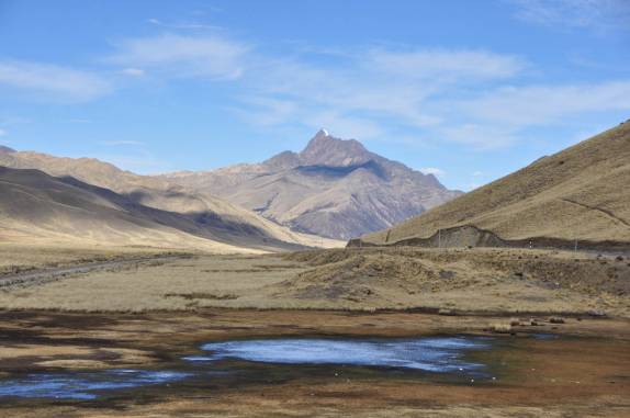 A magnífica paisagem do ponto mais alto na estrada entre Cusco e Puno, no Peru, a mais de 4.300 metros de altitude
